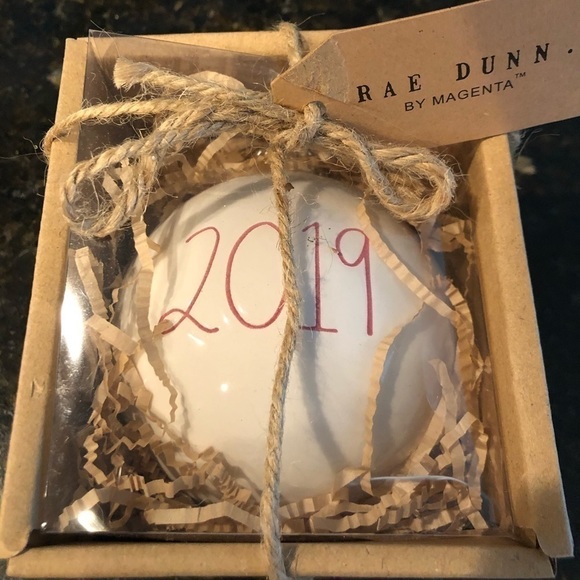 2019 Christmas Tree Ornament, Gift Red & White new in box Rae Dunn - Picture 4 of 9